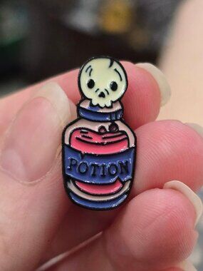 Potion ✦ Skull Bottle Enamel Pin ✦ Pink Blue Gothic Cute Magic Accessory Small